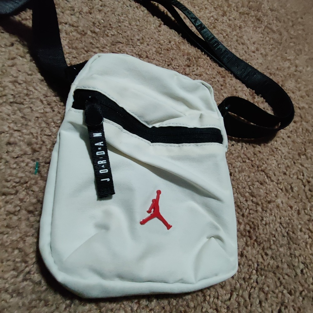 Nike Air Jordan White Crossbody Small Pouch Bag Black Straps - Picture 2 of 7
